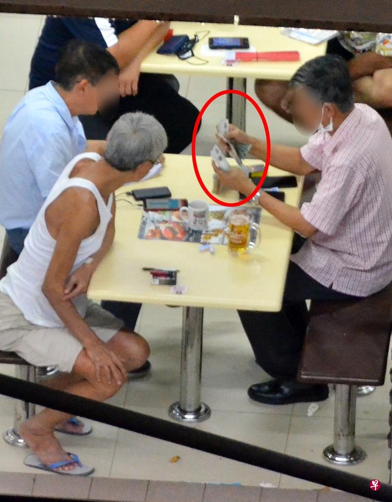 阿叔在咖啡店内桌子数着一张张的纸钞。(新明意外组摄) 阿叔在咖啡店内桌子数着一张张的纸钞。(新明意外组摄)