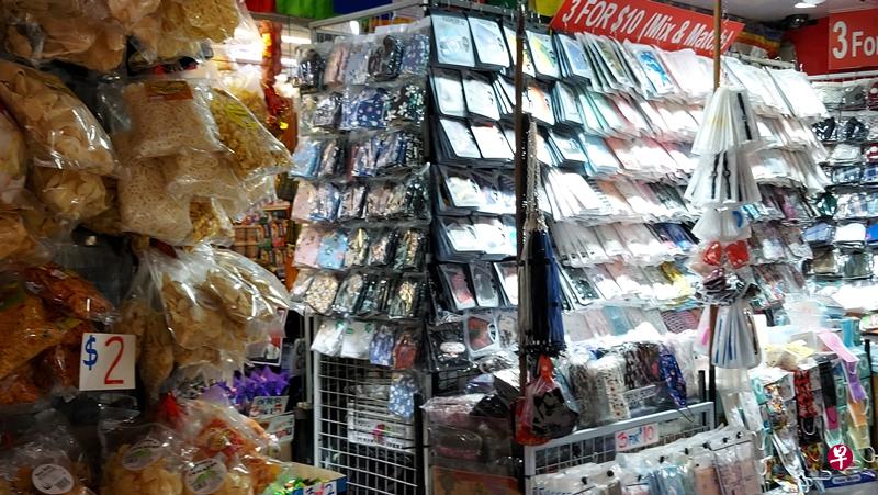 武吉士街至少30家店面售卖口罩。(陆佳丽摄) 武吉士街至少30家店面售卖口罩。(陆佳丽摄)