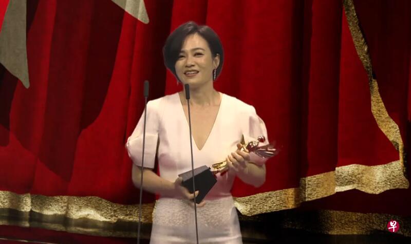 杨雁雁摘下最佳女主角奖。(网络) 杨雁雁摘下最佳女主角奖。(网络)