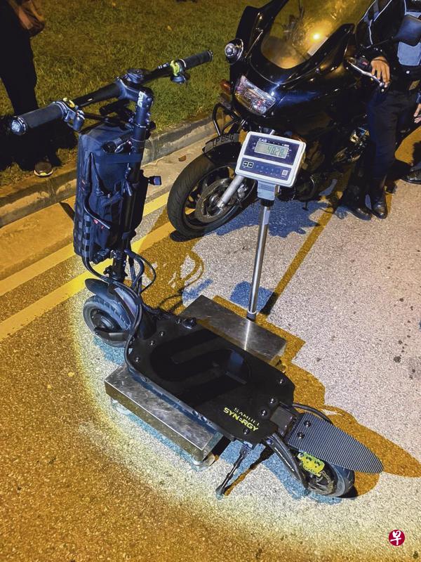 被告陈云耀和三名少年骑行的电动踏板车,其中一辆重达48.28公斤,超过法定20公斤的一倍。(档案照片) 被告陈云耀和三名少年骑行的电动踏板车,其中一辆重达48.28公斤,超过法定20公斤的一倍。(档案照片)