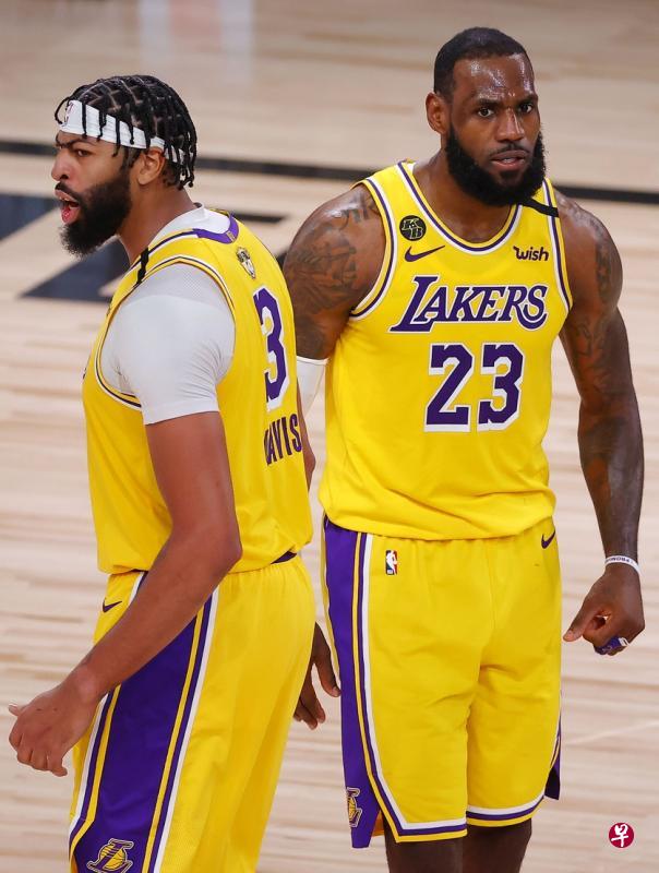 詹姆斯(右)和戴维斯上赛季联手,助湖人夺得阔别10年的总冠军。(法新社) 詹姆斯(右)和戴维斯上赛季联手,助湖人夺得阔别10年的总冠军。(法新社)