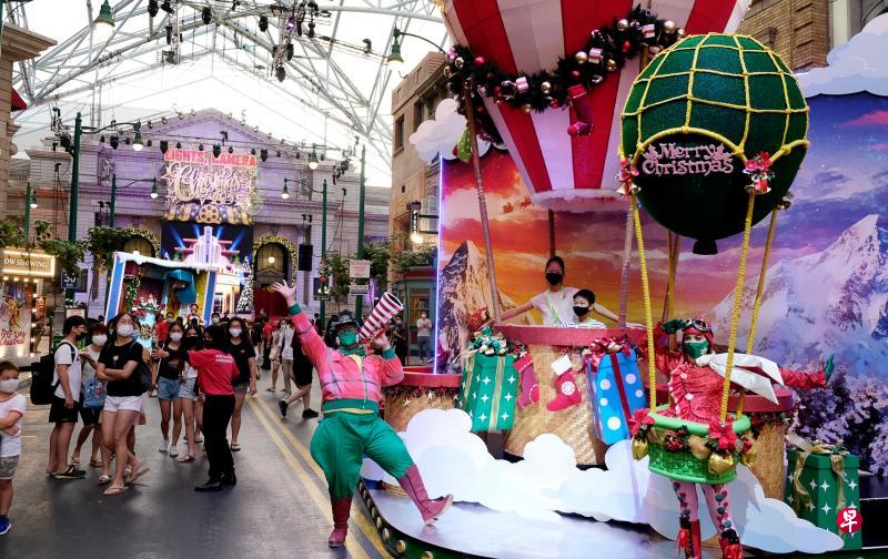 圣淘沙名胜世界为配合来临圣诞节,在新加坡环球影城安排了一系列节庆活动。(曾坤顺摄) 圣淘沙名胜世界为配合来临圣诞节,在新加坡环球影城安排了一系列节庆活动。(曾坤顺摄)