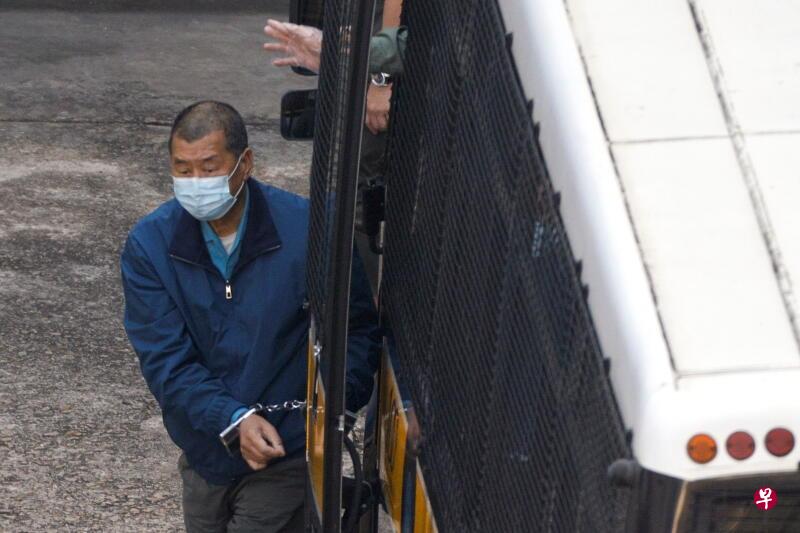 黎智英前天双手上铐,由香港惩教署车辆押送至荔枝角收押所。(路透社) 黎智英前天双手上铐,由香港惩教署车辆押送至荔枝角收押所。(路透社)
