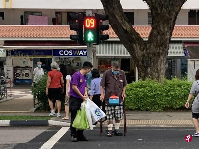昇菘职员主动上前帮行动不便的老顾客提购物袋,还示意巴士和车子停下,确保老顾客安全过马路。(慈母舰) 昇菘职员主动上前帮行动不便的老顾客提购物袋,还示意巴士和车子停下,确保老顾客安全过马路。(慈母舰)