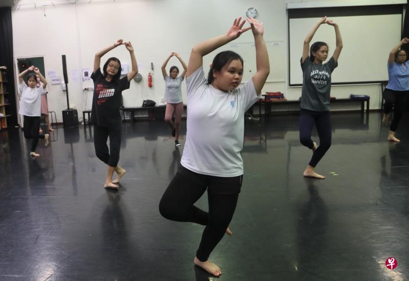 曾歆惠(前)就读的学校未开办华族舞蹈团,她庆幸能通过试点计划,到拉萨尔艺术学院参加课外活动,与来自不同学校的学生一起学习舞蹈。(吴伟国摄) 曾歆惠(前)就读的学校未开办华族舞蹈团,她庆幸能通过试点计划,到拉萨尔艺术学院参加课外活动,与来自不同学校的学生一起学习舞蹈。(吴伟国摄)