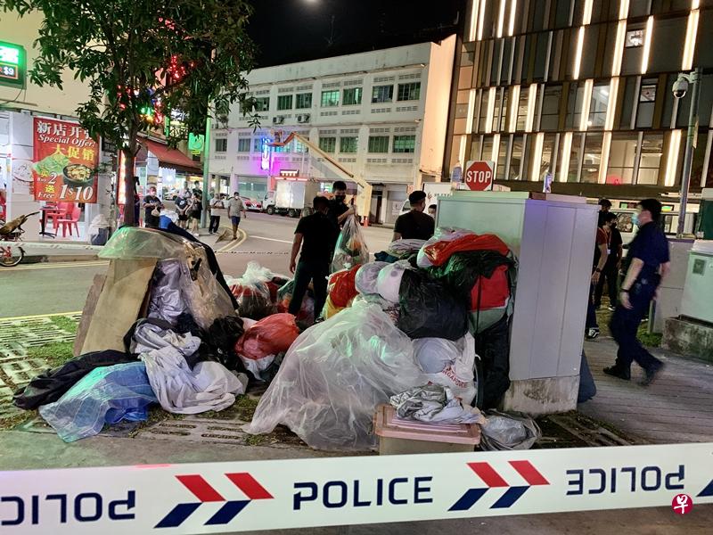 现场围起封锁线，有一些旧货无人认领。（新明意外组摄）