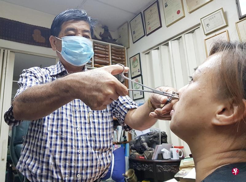 在宏茂桥这家诊疗所行医的翁德华因“通鼻术”两度被吊牌。（档案照片）
