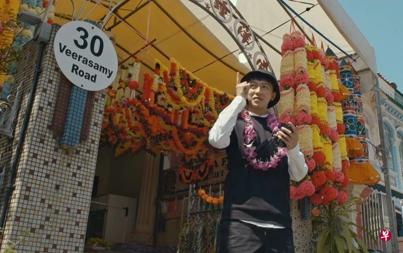 张智扬到维拉三美路(Veerasamy Road)的传统印度花店学习绑花串。(截图自新加坡旅游局节目《S.P.I.E.S》) 张智扬到维拉三美路(Veerasamy Road)的传统印度花店学习绑花串。(截图自新加坡旅游局节目《S.P.I.E.S》)