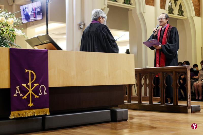 新加坡卫理公会前任会督张振忠博士(左)正式卸下会督一职,由原三一年议会会长黄昌荣博士(右)接任。(李健玮摄) 新加坡卫理公会前任会督张振忠博士(左)正式卸下会督一职,由原三一年议会会长黄昌荣博士(右)接任。(李健玮摄)