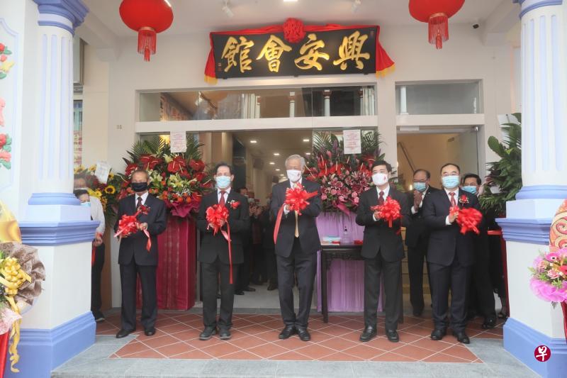 兴安会馆署理主席黄志华(左起)、兴安会馆主席黄金春、国防部长黄永宏医生、国防部高级政务部长王志豪和中国驻新加坡大使馆参赞兼总领事邱元兴,一起主持兴安会馆扩建大楼剪彩仪式。(吴伟国摄) 兴安会馆署理主席黄志华(左起)、兴安会馆主席黄金春、国防部长黄永宏医生、国防部高级政务部长王志豪和中国驻新加坡大使馆参赞兼总领事邱元兴,一起主持兴安会馆扩建大楼剪彩仪式。(吴伟国摄)