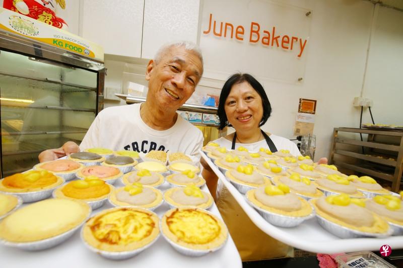 位于美芝路美雅大厦的传统糕饼店June Bakery由夫妻二人经营,丈夫傅成基掌柜,太太吴惠英掌厨。(何家俊摄) 位于美芝路美雅大厦的传统糕饼店June Bakery由夫妻二人经营,丈夫傅成基掌柜,太太吴惠英掌厨。(何家俊摄)