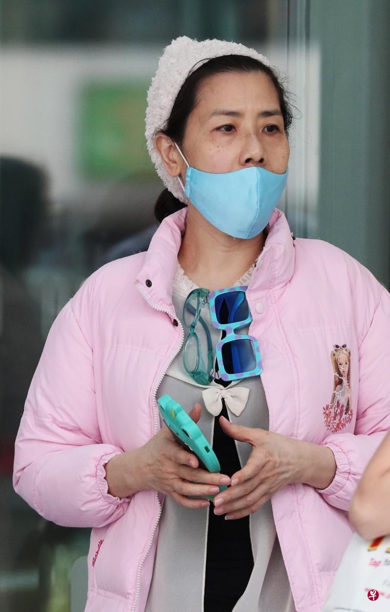 今年56岁的被告陈丽云(译音)面对八项蓄意伤害女佣的罪名,指她在2018年9月及10月之间,多次伤害两名来自菲律宾的女佣珍妮弗以及琼恩。(海峡时报) 今年56岁的被告陈丽云(译音)面对八项蓄意伤害女佣的罪名,指她在2018年9月及10月之间,多次伤害两名来自菲律宾的女佣珍妮弗以及琼恩。(海峡时报)