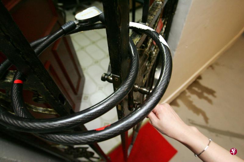 巴西立第4通道一个住宅单位的门遭人泼漆和用脚踏车链反锁。(档案示意图) 巴西立第4通道一个住宅单位的门遭人泼漆和用脚踏车链反锁。(档案示意图)