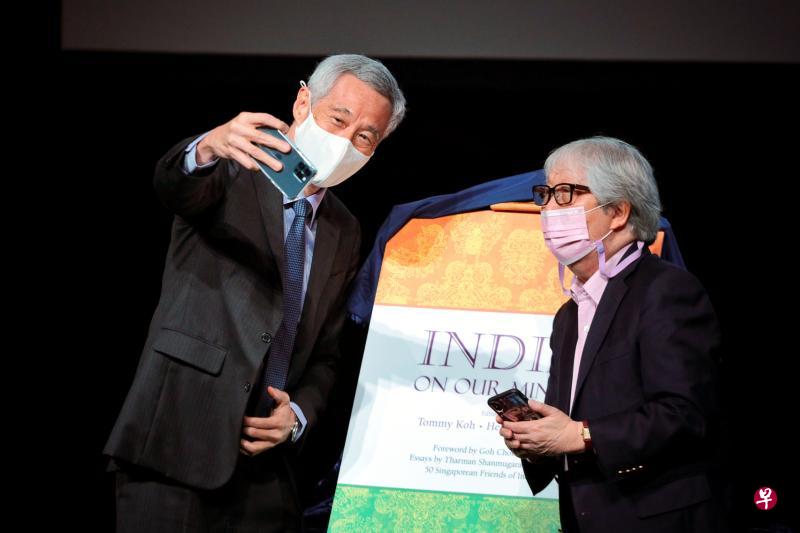 李显龙总理(左)为许通美教授主编的《印度印象》主持发布仪式后,两人自拍留念。(海峡时报) 李显龙总理(左)为许通美教授主编的《印度印象》主持发布仪式后,两人自拍留念。(海峡时报)