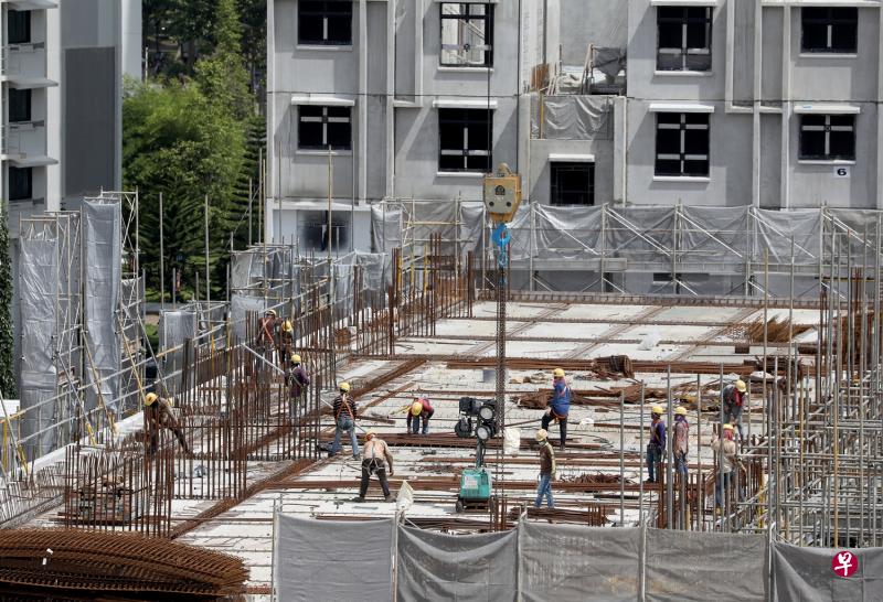 本地建筑业人力吃紧,人力部宣布从本周起允许雇主引进更多现有的工作证件持有者,下来也会允许更多新客工进入我国。(档案照) 本地建筑业人力吃紧,人力部宣布从本周起允许雇主引进更多现有的工作证件持有者,下来也会允许更多新客工进入我国。(档案照)