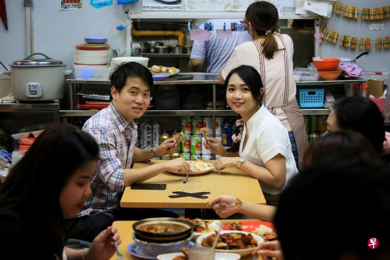 王勇燊(左)和吴雪霜到远东商业中心顶楼品尝王勇燊怀念的咸蛋排骨,店铺的装潢朴素老派,而味道经久不衰。 王勇燊(左)和吴雪霜到远东商业中心顶楼品尝王勇燊怀念的咸蛋排骨,店铺的装潢朴素老派,而味道经久不衰。