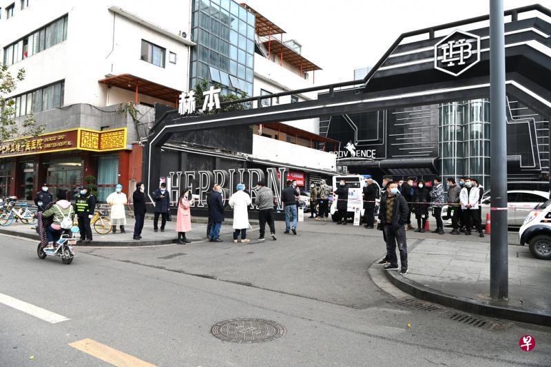 成都市新确诊的一名本土冠病病人所到过的酒吧,昨天已被当局封锁。(中新社) 成都市新确诊的一名本土冠病病人所到过的酒吧,昨天已被当局封锁。(中新社)