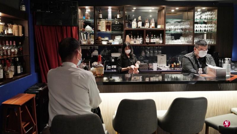位于卡佩芝大厦的Bell Bar时隔多个月后,昨晚再次开门迎接顾客。过去,酒吧最多可容纳约18名顾客,如今,由于须实行安全距离等措施,每次最多只能允许约12名顾客入场。(谢智扬摄) 位于卡佩芝大厦的Bell Bar时隔多个月后,昨晚再次开门迎接顾客。过去,酒吧最多可容纳约18名顾客,如今,由于须实行安全距离等措施,每次最多只能允许约12名顾客入场。(谢智扬摄)