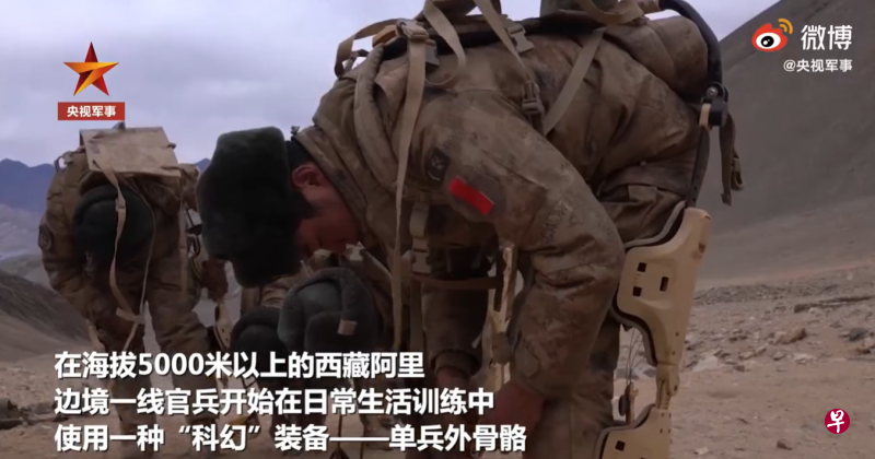 位于西藏阿里地区的解放军日前装备上了新的单兵外骨骼,帮助士兵运送物资。(央视军事) 位于西藏阿里地区的解放军日前装备上了新的单兵外骨骼,帮助士兵运送物资。(央视军事)