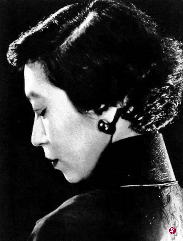 张爱玲《对照记》图五十,1955年离开香港前。(互联网) 张爱玲《对照记》图五十,1955年离开香港前。(互联网)