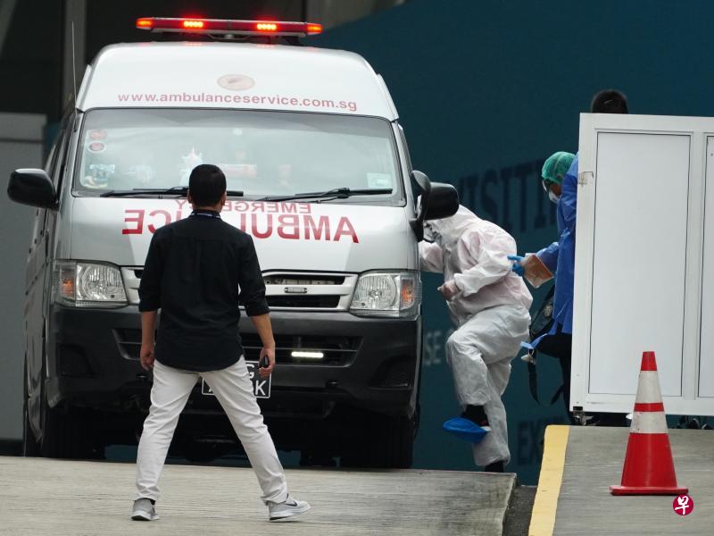 一名身穿防护服、疑似早前检测呈阳性的83岁男子昨午约2时10分,坐着轮椅下船,再上救护车。他之后被送往国家传染病中心接受进一步检测。(何家俊摄) 一名身穿防护服、疑似早前检测呈阳性的83岁男子昨午约2时10分,坐着轮椅下船,再上救护车。他之后被送往国家传染病中心接受进一步检测。(何家俊摄)