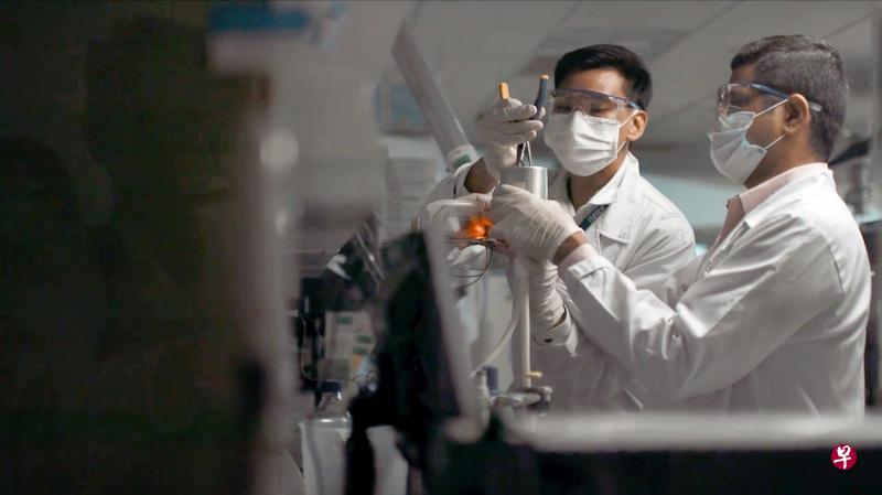 新加坡科技研究局的科学家库马尔博士（右）在技术提升计划下被借调到一家家用热水机制造公司，并在两年的任期内改善公司原有的科技技术，以及研发出更多产品。（新加坡科技研究局提供）