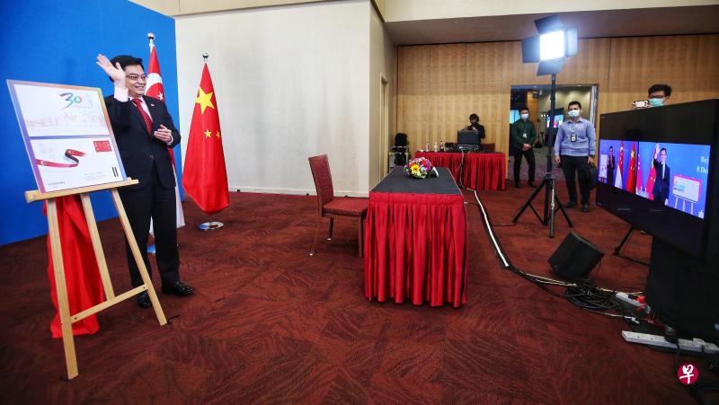 我国第四代领袖延续新中传统友谊的动力来自更深更广的双边合作,以及双边最高领导级别通过频繁的会面与交流而建立起的默契。图为我国副总理王瑞杰(左)与中国国务院副总理韩正举行视频会议。(档案照) 我国第四代领袖延续新中传统友谊的动力来自更深更广的双边合作,以及双边最高领导级别通过频繁的会面与交流而建立起的默契。图为我国副总理王瑞杰(左)与中国国务院副总理韩正举行视频会议。(档案照)