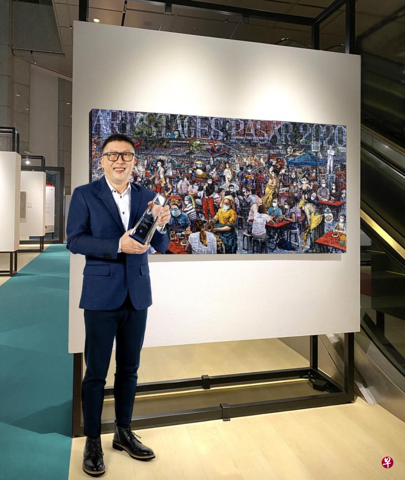 51岁的画家张春雷以油画《艺术舞台在巴刹2020》,赢得大华银行比赛新加坡资深画家组最佳画作奖。(主办方提供) 51岁的画家张春雷以油画《艺术舞台在巴刹2020》,赢得大华银行比赛新加坡资深画家组最佳画作奖。(主办方提供)