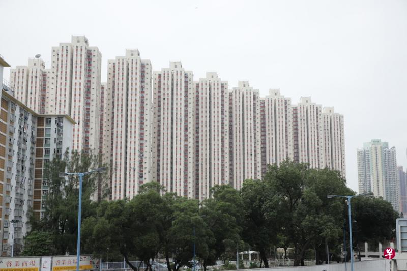 丽晶花园是香港最大的居屋屋苑之一,建有22座住宅楼,提供6000个住宅单位,截至昨日已累计七例确诊。(中通社) 丽晶花园是香港最大的居屋屋苑之一,建有22座住宅楼,提供6000个住宅单位,截至昨日已累计七例确诊。(中通社)