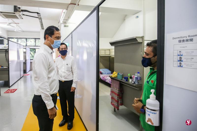 ACE署长邓锐辉昨天走访位于加基武吉的一家工厂改造宿舍,向雇主和客工了解宿舍情况。(梁伟康摄) ACE署长邓锐辉昨天走访位于加基武吉的一家工厂改造宿舍,向雇主和客工了解宿舍情况。(梁伟康摄)