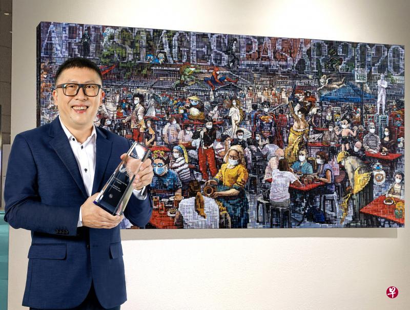 51岁的画家张春雷以油画《艺术舞台在巴刹2020》,赢得大华银行全国绘画比赛新加坡资深画家组最佳画作奖。(主办方提供) 51岁的画家张春雷以油画《艺术舞台在巴刹2020》,赢得大华银行全国绘画比赛新加坡资深画家组最佳画作奖。(主办方提供)