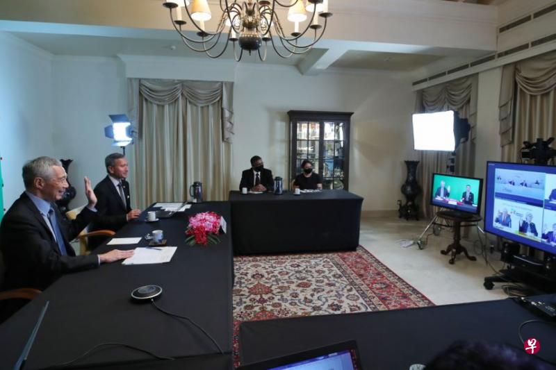 李显龙总理(左一)与外交部长维文医生(左二)星期五(11日)晚上出席在线上举行的太平洋联盟(Pacific Alliance,简称PA)峰会。(通讯及新闻部提供) 李显龙总理(左一)与外交部长维文医生(左二)星期五(11日)晚上出席在线上举行的太平洋联盟(Pacific Alliance,简称PA)峰会。(通讯及新闻部提供)