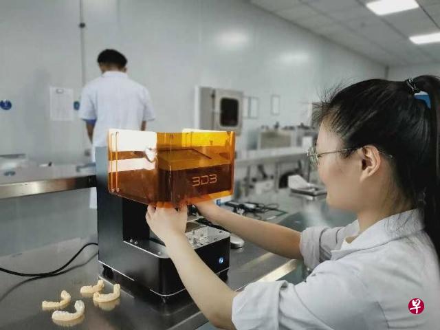 技术人员正使用Star3D公司和新加坡国家研发中心联合研发的3D打印机制作模型和其它口腔产品。(受访者提供) 技术人员正使用Star3D公司和新加坡国家研发中心联合研发的3D打印机制作模型和其它口腔产品。(受访者提供)