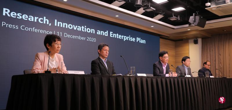 副总理兼经济政策统筹部长及财政部长王瑞杰(中)昨天同永续发展与环境部长傅海燕(左起)、贸工部长陈振声、教育部长黄循财和通讯及新闻部长易华仁召开记者会,公布未来五年开展的“研究、创新与企业2025计划”。(海峡时报) 副总理兼经济政策统筹部长及财政部长王瑞杰(中)昨天同永续发展与环境部长傅海燕(左起)、贸工部长陈振声、教育部长黄循财和通讯及新闻部长易华仁召开记者会,公布未来五年开展的“研究、创新与企业2025计划”。(海峡时报)