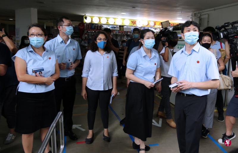 本届大选在盛港集选区胜选的工人党年轻四人组：林志蔚（右起）、何廷儒、辣玉莎和蔡庆威可能都会选入工人党中委。该党主席林瑞莲（左一）是否卸下职务则引起关注。（档案照片）