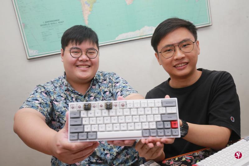 翁玮鹏(左)和吴佳恩开设网店,以较亲民的价格出售键盘、键帽等客制化产品,并且融入自己的设计。(唐家鸿摄) 翁玮鹏(左)和吴佳恩开设网店,以较亲民的价格出售键盘、键帽等客制化产品,并且融入自己的设计。(唐家鸿摄)