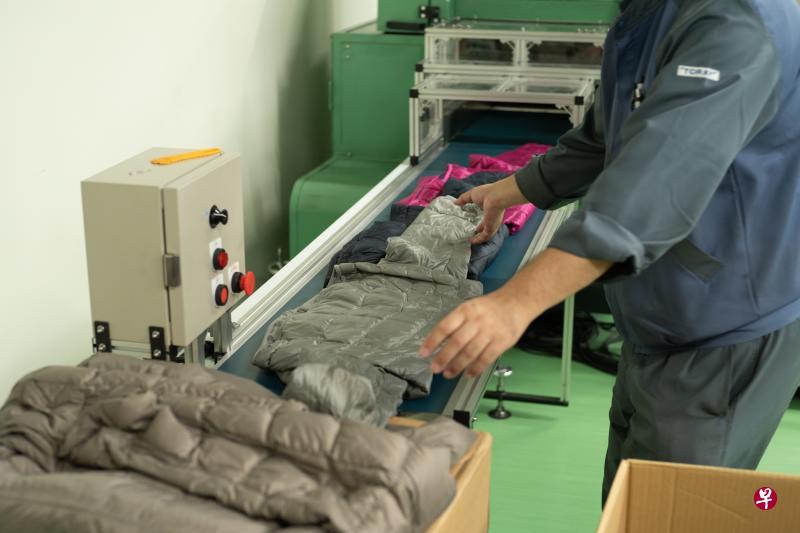 日本服装品牌优衣库首次推出再循环的羽绒外套,原料取自去年9月起从日本各地回收的62万件优衣库羽绒外套。(优衣库提供) 日本服装品牌优衣库首次推出再循环的羽绒外套,原料取自去年9月起从日本各地回收的62万件优衣库羽绒外套。(优衣库提供)