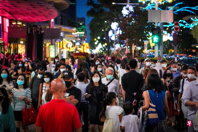 进入第三阶段后，政府会进一步放宽商场和商店的人流限制，旅游景点也可以向新加坡旅游局申请调高客容量。（档案照） 