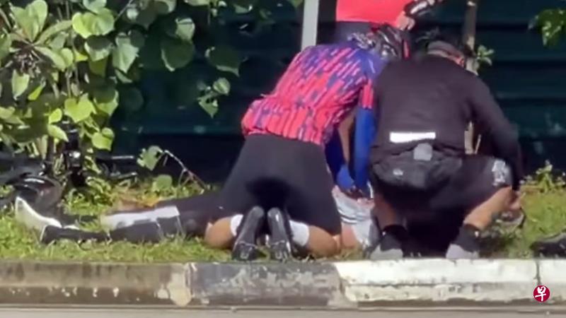 其他脚踏车骑士发现男子倒在草坪上,当场为他进行心肺复苏术急救。(取自面簿) 其他脚踏车骑士发现男子倒在草坪上,当场为他进行心肺复苏术急救。(取自面簿)