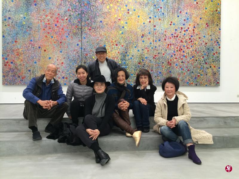 江贤二（左起）、邢爱林、林青霞、严长寿、江青、Claire、郑淑敏，2014年12月在台东江贤二画室。（作者提供）