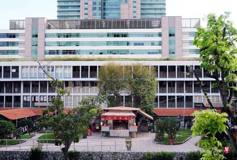 大巴窑建屋局中心后面的神树庙“慈恩阁”是这个邻里的著名地标。(曾坤顺摄) 大巴窑建屋局中心后面的神树庙“慈恩阁”是这个邻里的著名地标。(曾坤顺摄)