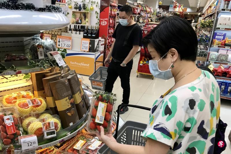 随着韩国草莓季节开始,以及韩国政府每周安排四趟包机运送草莓,喜欢草莓的国人接下来会有更多选择。(陈斌勤摄) 随着韩国草莓季节开始,以及韩国政府每周安排四趟包机运送草莓,喜欢草莓的国人接下来会有更多选择。(陈斌勤摄)