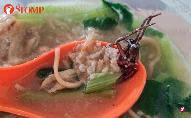 食客指伊面里有发现一只蟑螂。(Stomp) 食客指伊面里有发现一只蟑螂。(Stomp)