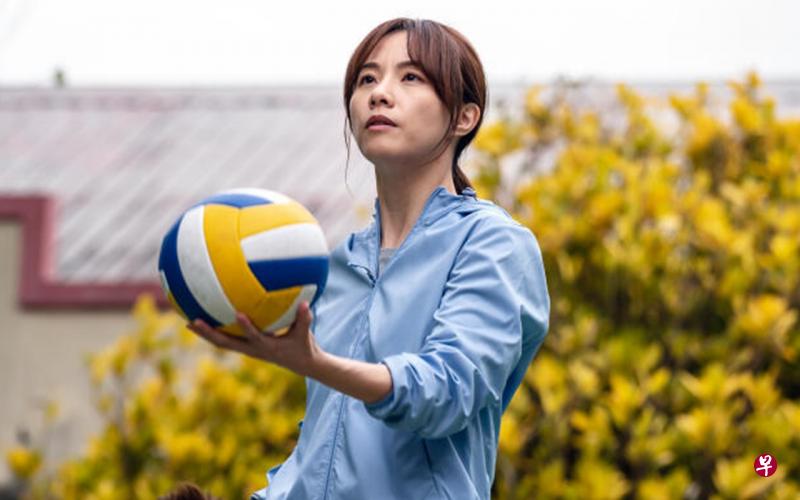 邓丽欣在《男排女将》饰演排球教练,拍摄时忆起以前当排球选手的点滴。(Viu提供) 邓丽欣在《男排女将》饰演排球教练,拍摄时忆起以前当排球选手的点滴。(Viu提供)
