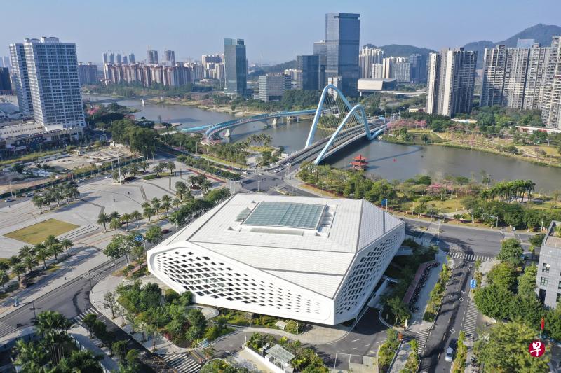 粤港澳大湾区指的是珠江三角洲沿岸、广东省、香港和澳门形成的11座城市群。图为广东省会广州市南沙区的“人工智能”图书馆。该馆占地面积约1.1万平方米,藏书量90万册,馆内配备刷脸办证借还、AR眼镜个性化服务、资源导航、机器人自助书籍分拣等人工智能系统。(中新社) 粤港澳大湾区指的是珠江三角洲沿岸、广东省、香港和澳门形成的11座城市群。图为广东省会广州市南沙区的“人工智能”图书馆。该馆占地面积约1.1万平方米,藏书量90万册,馆内配备刷脸办证借还、AR眼镜个性化服务、资源导航、机器人自助书籍分拣等人工智能系统。(中新社)