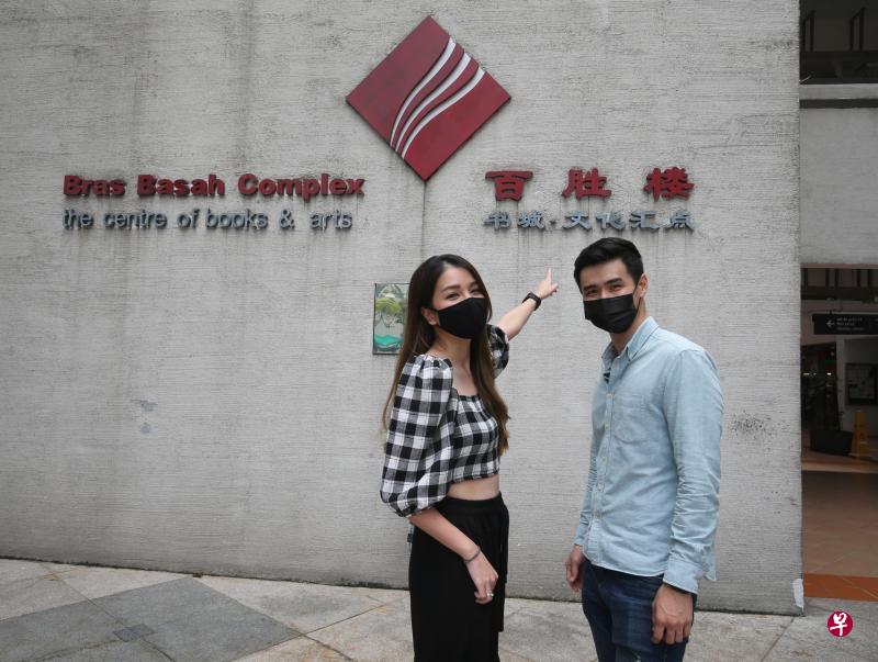 中学好友王佳翔(右)和林玮珊应记者之邀来到百胜楼,重新认识这座40岁的建筑。(唐家鸿摄) 中学好友王佳翔(右)和林玮珊应记者之邀来到百胜楼,重新认识这座40岁的建筑。(唐家鸿摄)