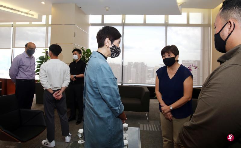 国务资政兼社会政策统筹部长尚达曼(左一)和人力部长杨莉明(右三)走访新电信中心,与“新心相连”计划的实习生和中途转业者交流,包括目前在新电信见习的王亿倩(右二)。(萧紫薇摄) 国务资政兼社会政策统筹部长尚达曼(左一)和人力部长杨莉明(右三)走访新电信中心,与“新心相连”计划的实习生和中途转业者交流,包括目前在新电信见习的王亿倩(右二)。(萧紫薇摄)
