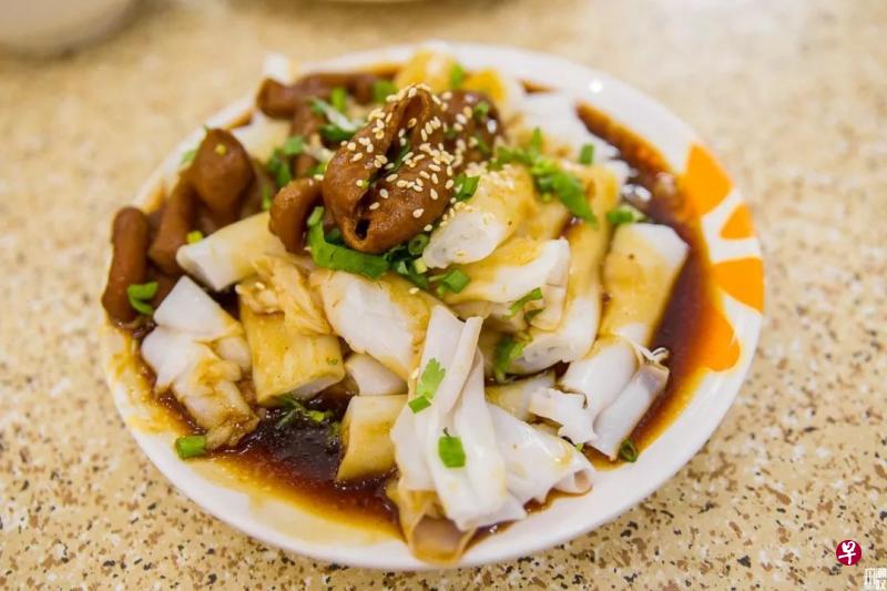 猪肠粉形似猪肠,是纯米浆蒸熟之后,卷成一条圆柱状的肠粉。在广州人的小吃清单里,猪肠粉绝对有一席之地。图为陈姨猪肠粉店的肠粉。(互联网) 猪肠粉形似猪肠,是纯米浆蒸熟之后,卷成一条圆柱状的肠粉。在广州人的小吃清单里,猪肠粉绝对有一席之地。图为陈姨猪肠粉店的肠粉。(互联网)