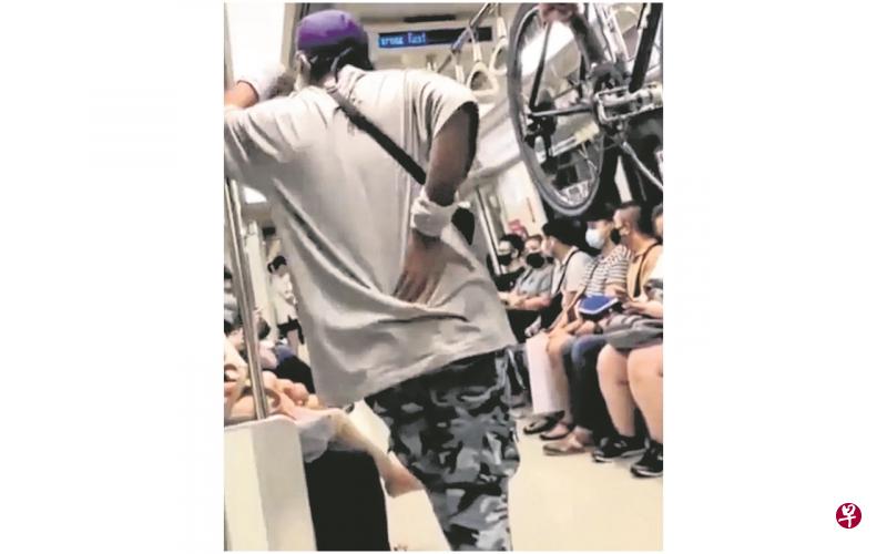 男子左手靠在“保留座位”旁的手扶栏杆上,右手放在背后,很激动地用马来语、福建话以及英语大骂坐在座位上的乘客。(取自面簿) 男子左手靠在“保留座位”旁的手扶栏杆上,右手放在背后,很激动地用马来语、福建话以及英语大骂坐在座位上的乘客。(取自面簿)