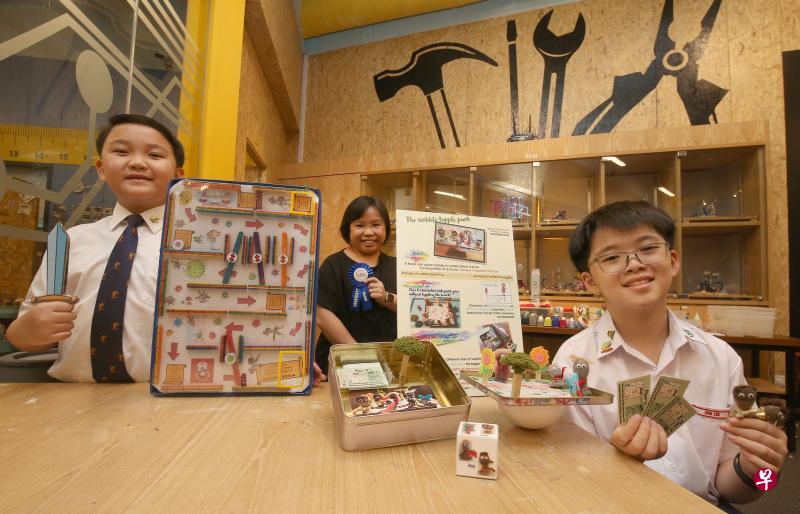 菩提小学小五生李宗锦(右起)、尚育小学科学高级教师陈华颖和英华附小的小三生邝毅恩分别在今年的“索尼创意科学奖”中获奖。(邬福梁摄) 菩提小学小五生李宗锦(右起)、尚育小学科学高级教师陈华颖和英华附小的小三生邝毅恩分别在今年的“索尼创意科学奖”中获奖。(邬福梁摄)